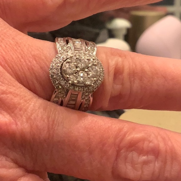 One 14 karat gold ring, 100 diamonds. - Picture 2 of 6